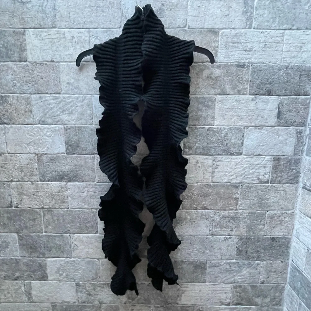 ❤️ CASHSOFT BLACK RUFFLE WINTER SCARF - Picture 3 of 4